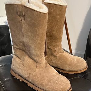 Lamo Sheepskin Boots with side zip. Size 9